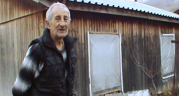 Филипп Дарчинян, живущий во времянке. Спитак, декабрь 2012 г. Фото Армине Мартиросян для "Кавказского узла" Филипп Дарчинян, живущий во времянке. Спитак, декабрь 2012 г. Фото Армине Мартиросян для "Кавказского узла"