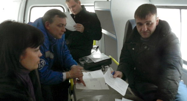 Проверка документов у водителей автомобилей, прибывших на подстанцию №8  "скорой" Советского района Волгограда. 18 января 2013 г. Фото Татьяны Филимоновой для "Кавказского узла"