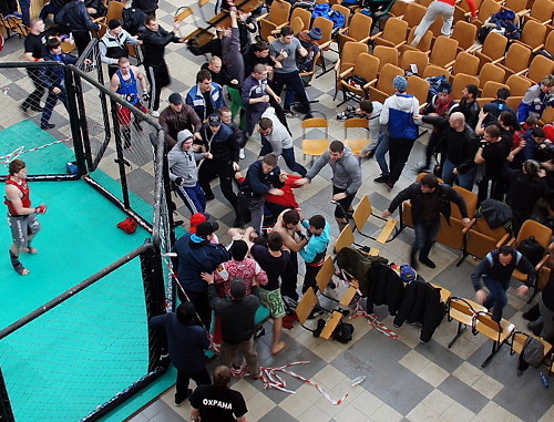 Драка во время чемпионата по смешанным единоборствам в Молодежном центре Краснодара. 3 февраля 2013 г. Фото Сергея Евсюкова, sergio-zevs.blogspot.ru Драка во время чемпионата по смешанным единоборствам в Молодежном центре Краснодара. 3 февраля 2013 г. Фото Сергея Евсюкова, sergio-zevs.blogspot.ru