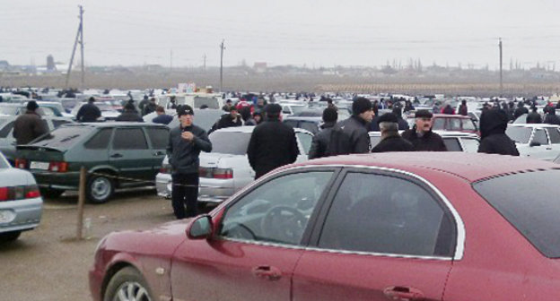 Авторынок у поселка Новый Хушет. Дагестан, январб 2013 г. Фото Ахмеда Магомедова для "Кавказского узла"