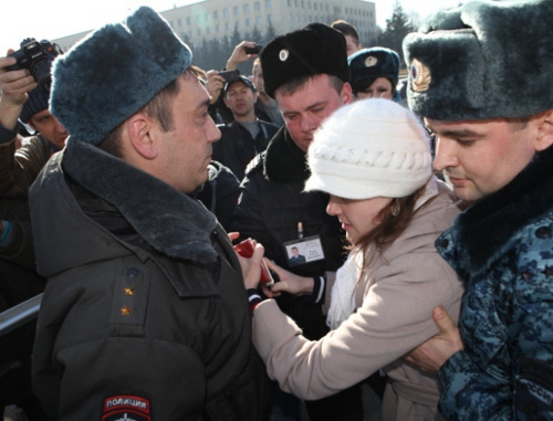 Полиция задерживает Наталью Борисову во время народного схода на площади Ленина в Ставрополе 9 февраля 2013 г. Фото: Оксана Вёльва, http://vk.com/photo26268330_297865422 Полиция задерживает Наталью Борисову во время народного схода на площади Ленина в Ставрополе 9 февраля 2013 г. Фото: Оксана Вёльва, http://vk.com/photo26268330_297865422