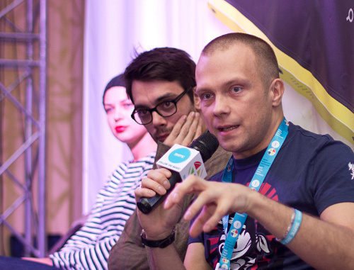 Слева: Евгений Рудин (DJ Грув) судит конкурс диджеев на восьмой Зимней музыкальной конференции SWMC в Сочи. 9 февраля 2013 г. Фото Анастасии Карагачевой Слева: Евгений Рудин (DJ Грув) судит конкурс диджеев на восьмой Зимней музыкальной конференции SWMC в Сочи. 9 февраля 2013 г. Фото Анастасии Карагачевой