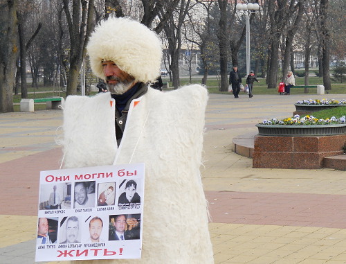 Сергей Коблев в одиночном пикете в поддержку черкесов Сирии. Майкоп, 25 ноября 2012 г. Фото Олега Чалого для "Кавказского узла" Сергей Коблев в одиночном пикете в поддержку черкесов Сирии. Майкоп, 25 ноября 2012 г. Фото Олега Чалого для "Кавказского узла"