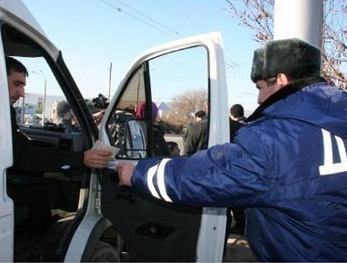 Проверка документов на посту ГИБДД в Дагестане. Фото: http://www.r05.fssprus.ru Проверка документов на посту ГИБДД в Дагестане. Фото: http://www.r05.fssprus.ru