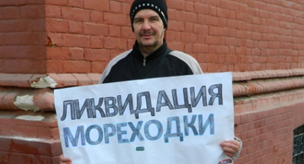 Пикет Валерия Ромахина в поддержку мореходного училища. Астрахань, 8 ноября 2012 г. Фото Елены Гребенюк для "Кавказского узла"
