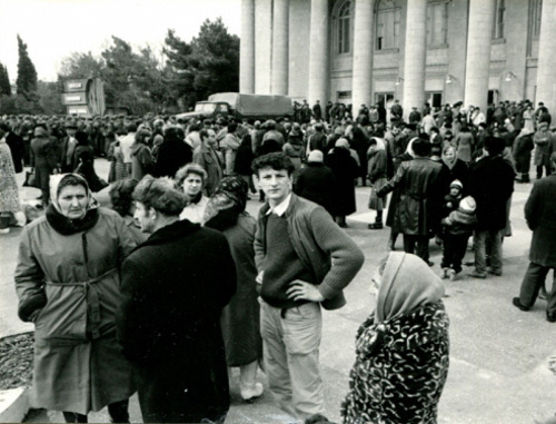 На центральной площади Сумгаита в дни погромов. Февраль 1988 года. Архивное фото из фондов Музея-Института Геноцида армян с сайта http://karabakhrecords.info На центральной площади Сумгаита в дни погромов. Февраль 1988 года. Архивное фото из фондов Музея-Института Геноцида армян с сайта http://karabakhrecords.info