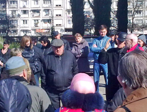 Сход жителей микрорайона Макаренко против строительства магазина сети "Магнит". Сочи, 3 марта 2013 г. Фото предоставлено участниками акции Сход жителей микрорайона Макаренко против строительства магазина сети "Магнит". Сочи, 3 марта 2013 г. Фото предоставлено участниками акции