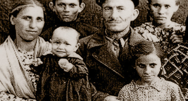 Далхат Локманович Холаев с семьей в ссылке. Джелалабадская область, Киргизская ССР. Фото из фондов Мемориального музея жертв репрессий и геноцида балкарского народа 1944–1957 годов, http://www.gulagmuseum.org