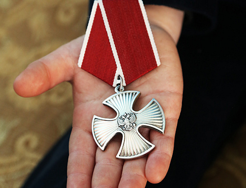 Орден Мужества, врученный семье Ислама Хашиева, погибшего во время разминирования взрывного устройства. Ингушетия, Назрань, 8 марта 2013 г. Фото: http://www.ingushetia.ru Орден Мужества, врученный семье Ислама Хашиева, погибшего во время разминирования взрывного устройства. Ингушетия, Назрань, 8 марта 2013 г. Фото: http://www.ingushetia.ru