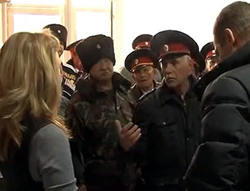 Казаки в здании радиостанции "Электрон-ФМ". Крымск, 13 марта 2013 г. Кадр из видеоролика радиостанции "Электрон-ФМ", http://www.electron-fm.com/ Казаки в здании радиостанции "Электрон-ФМ". Крымск, 13 марта 2013 г. Кадр из видеоролика радиостанции "Электрон-ФМ", http://www.electron-fm.com/