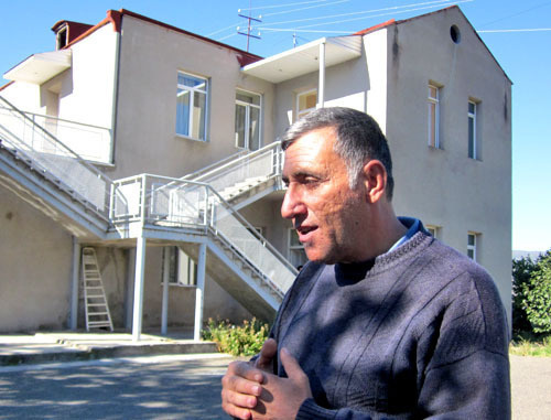 Акоп Карапет Артин из сирийского города Гамишли, перед зданием гостиницы в Бердзоре, где его семье предоставили временное жилье. Нагорный Карабах, Кашатагский район, 13 октября 2012 г. Фото Алвард Григорян для «Кавказского узла»