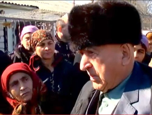 Участники митинга в поддержку мэра Карачаевска Солтана Семенова. Черкесск, 1 марта 2013 г. Кадр из видео Магомеда Магомедова, http://www.youtube.com/watch?v=kD2DxJzqExk Участники митинга в поддержку мэра Карачаевска Солтана Семенова. Черкесск, 1 марта 2013 г. Кадр из видео Магомеда Магомедова, http://www.youtube.com/watch?v=kD2DxJzqExk