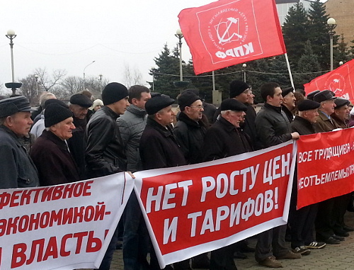 Участники межпартийного митинга в рамках всероссийской акции протеста "Общедомовое надувательство". Ставрополь, 23 марта 2013 г. Фото Констнатина Ольшанского для "Кавказского узла" Участники межпартийного митинга в рамках всероссийской акции протеста "Общедомовое надувательство". Ставрополь, 23 марта 2013 г. Фото Констнатина Ольшанского для "Кавказского узла"