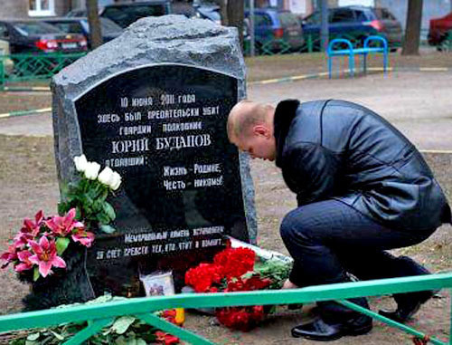 Валерий Буданов возле памятного камня, установленного на месте убийства Юрия Буданова во дворе дома №38 по Комсомольскому проспекту. Москва, ноябрь 2011 г. Фото http://v-budanov.livejournal.com/
Валерий Буданов возле памятного камня, установленного на месте убийства Юрия Буданова во дворе дома №38 по Комсомольскому проспекту. Москва, ноябрь 2011 г. Фото http://v-budanov.livejournal.com/