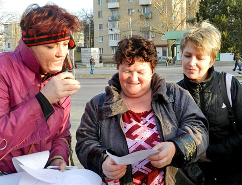 Участница митинга Ольга Алексеенко (слева) рассказывает прохожим политические перемены в стране под песни и частушки. Волгоград, 1 апреля 2013 г. Фото Татьяны Филимоновой для "Кавказского узла" Участница митинга Ольга Алексеенко (слева) рассказывает прохожим политические перемены в стране под песни и частушки. Волгоград, 1 апреля 2013 г. Фото Татьяны Филимоновой для "Кавказского узла"