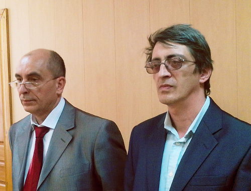 Рафаэль Басыров (справа) и его защитник Вячеслав Гончаров во время вынесения приговора в суде. Астрахань, 8 апреля 2013 г. Фото Елены Гребенюк для "Кавказского узла" Рафаэль Басыров (справа) и его защитник Вячеслав Гончаров во время вынесения приговора в суде. Астрахань, 8 апреля 2013 г. Фото Елены Гребенюк для "Кавказского узла"