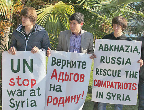Акция солидарности с черкесской диаспорой Сирии в Сухуме 22 ноября 2012 г. Фото Анжелы Кучуберия для "Кавказского узла" Акция солидарности с черкесской диаспорой Сирии в Сухуме 22 ноября 2012 г. Фото Анжелы Кучуберия для "Кавказского узла"