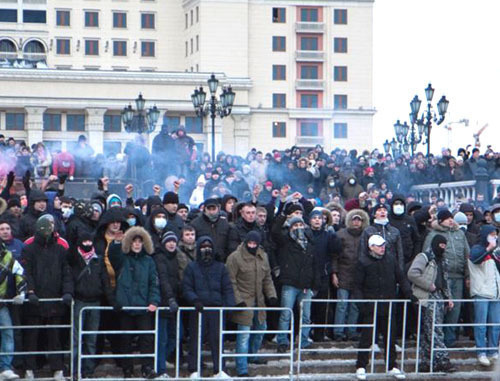 Футбольные фанаты на Манежной площади. Москва, 11 декабря 2010 г. Фото: Yuri Timofeyev (RFE/RL) Футбольные фанаты на Манежной площади. Москва, 11 декабря 2010 г. Фото: Yuri Timofeyev (RFE/RL)