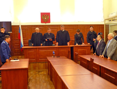 Ростов-на-Дону, 8 февраля 2013 г. Подсудимые и их защитники заслушивают приговор коллегии Ростовского областного суда по делу о покушении на теракт. Фото Олеси Диановой для "Кавказского узла"
Ростов-на-Дону, 8 февраля 2013 г. Подсудимые и их защитники заслушивают приговор коллегии Ростовского областного суда по делу о покушении на теракт. Фото Олеси Диановой для "Кавказского узла"