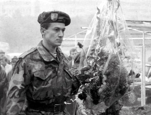 Абхазские добровольцы возлагают цветы к камню, поставленному в честь погибших во время грузино-абхазского конфликта 1992-1993 годов. Нальчик, площадь Абхазии, 1996 г. Фото из журнала "Архивы и общество", выпуск №18, http://archivesjournal.ru/?p=3738 Абхазские добровольцы возлагают цветы к камню, поставленному в честь погибших во время грузино-абхазского конфликта 1992-1993 годов. Нальчик, площадь Абхазии, 1996 г. Фото из журнала "Архивы и общество", выпуск №18, http://archivesjournal.ru/?p=3738