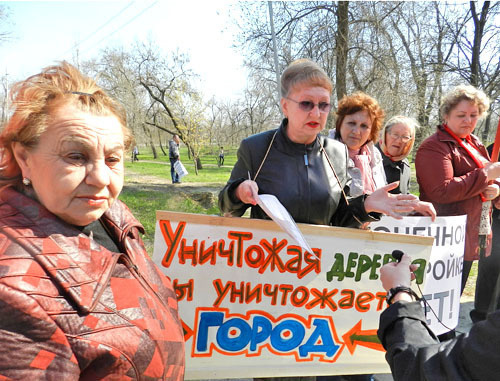 Участники пикета выступили против точечной застройки на улице Титова. Волгоград, 18 апреля 2013 г. Фото Татьяны Филимоновой для "Кавказского узла" Участники пикета выступили против точечной застройки на улице Титова. Волгоград, 18 апреля 2013 г. Фото Татьяны Филимоновой для "Кавказского узла"