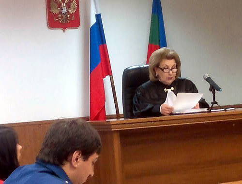 Судья Верховного суда КЧР Светлана Растова зачиывает приговор обвиняемым в убийстве Заура Зеушева. КЧР, Черкесск, 23 апреля 2013 г. Фото Аси Капаевой для "Кавказского узла" Судья Верховного суда КЧР Светлана Растова зачиывает приговор обвиняемым в убийстве Заура Зеушева. КЧР, Черкесск, 23 апреля 2013 г. Фото Аси Капаевой для "Кавказского узла"