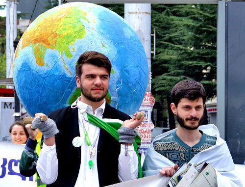 НПО "Молодые зеленые Грузии" отметили Международный день Земли шествием в Тбилиси. 22 апреля 2013 г. Фото Эдиты Бадасян для "Кавказского узла" НПО "Молодые зеленые Грузии" отметили Международный день Земли шествием в Тбилиси. 22 апреля 2013 г. Фото Эдиты Бадасян для "Кавказского узла"