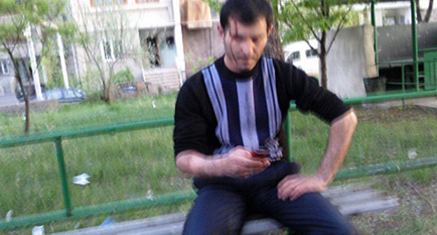 Активист АНК Александр Ахвердян после совершенного на него нападения. Ереван, 22 апреля 2013 г. Фото: http://www.ilur.am