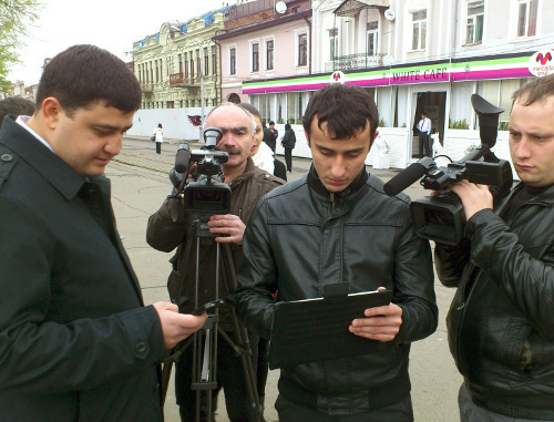 Символическое открытие первой интернет-страницы в центре Владикавказа перед зданием Гранд-отеля "Александровский". 19 апреля 2013 г. Фото пресс-службы Комитета РСО-А по связи и информационным технологиям, http://www.komsit-rso.ru Символическое открытие первой интернет-страницы в центре Владикавказа перед зданием Гранд-отеля "Александровский". 19 апреля 2013 г. Фото пресс-службы Комитета РСО-А по связи и информационным технологиям, http://www.komsit-rso.ru