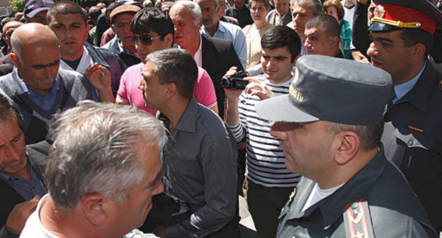 Акция протеста сотрудников химкомбината "Наирит" напротив резиденции президента Армении. Ереван, 29 апреля 2013 г. Фото: © PanARMENIAN Photo/
Tigran Mehrabyan