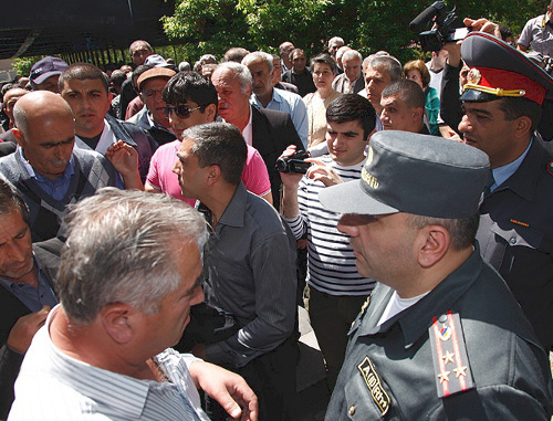 Акция протеста сотрудников химкомбината "Наирит" напротив резиденции президента Армении. Ереван, 29 апреля 2013 г. Фото: © PanARMENIAN Photo/
Tigran Mehrabyan Акция протеста сотрудников химкомбината "Наирит" напротив резиденции президента Армении. Ереван, 29 апреля 2013 г. Фото: © PanARMENIAN Photo/
Tigran Mehrabyan