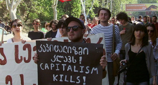 Акция–манифестация "За права трудящихся". Надпись на плакате: "Капитализм убивает". Тбилиси, 1 мая 2013 г. Фото Эдиты Бадасян для "Кавказского узла"