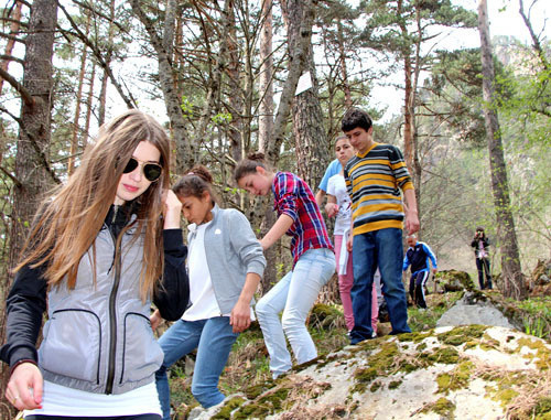 Туристы на экологической тропе "К водопадам Шагацикомдон". Северная Осетия, май 2013 г. Фото Вадима Тохсырова для "Кавказского узла"