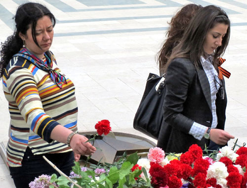 Жители Степанакерта возлагают цветы на Мемориальном комплексе. Степанакерт, 9 мая 2013 г. Фото Алвард Григорян для "Кавказского узла"
Жители Степанакерта возлагают цветы на Мемориальном комплексе. Степанакерт, 9 мая 2013 г. Фото Алвард Григорян для "Кавказского узла"