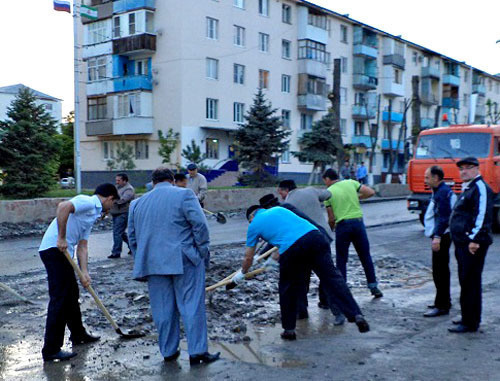 Устранение последствий затопления улиц в Назрани. 10 мая 2013 г. Фото Магомеда Ханиева Устранение последствий затопления улиц в Назрани. 10 мая 2013 г. Фото Магомеда Ханиева