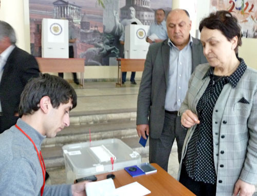 Выборы в Совет старейшин Еревана. 5 мая 2013 г. Фото Армине Мартиросян для "Кавказского узла" Выборы в Совет старейшин Еревана. 5 мая 2013 г. Фото Армине Мартиросян для "Кавказского узла"
