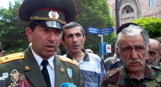 Ветераны карабахской войны в пикете на площади Свободы в Ереване. Слева - Володя Аветисян. 13 мая 2013 г. Фото: http://www.epress.am