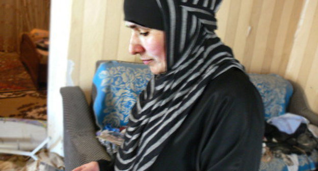 Зулейха Карнаева осматривает свой дом после взрыва. Дагестан, Буйнакск, 8 мая 2013 г. Фото "Кавказского узла"