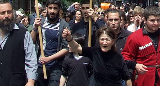 Противники митинга в поддержку сексуальных меньшинств движутся по проспекту Руставели к площади Свободы. Тбилиси, 17 мая 2013 г. Фото Эдиты Бадасян для "Кавказского узла"
