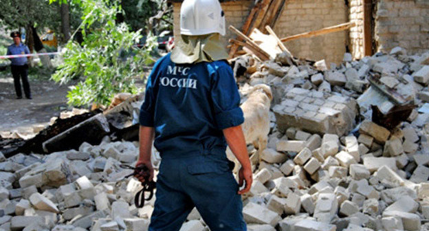 На месте обрушившегося общежития в Новочеркасске. Ростовская область, 29 мая 2013 г. Фото: пресс-служба ЮРЦ МЧС России
