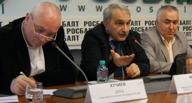 Представитель ингушской общины Москвы Дауд Хучиев, руководитель инициативной группы "За прямые выборы" Якуб Местоев и сопредседатель Регионального Общественного Движения "Мехк-Кхел", член Координационного совета Неправительственных организаций Республики Ингушетия Сараждин Султыгов  на пресс-конференции ингушских региональных общественных движений. Москва, 29 мая 2013 г. Фото: http://mehkkhel.org