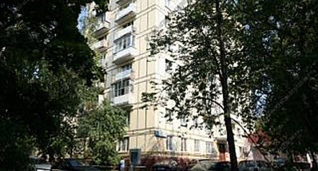 Во дворе дома 173 по проспекту Мира в Москве, где было обнаружено тело адвоката Руслана Асанова. Фото: http://www.gdeetotdom.ru 