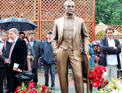 Памятник Евгению Вахтангову открыт во Владикавказе. Северная Осетия, 8 июня 2013 г. Фото Дмитрия Тамерланова для "Кавказского узла" Памятник Евгению Вахтангову открыт во Владикавказе. Северная Осетия, 8 июня 2013 г. Фото Дмитрия Тамерланова для "Кавказского узла"