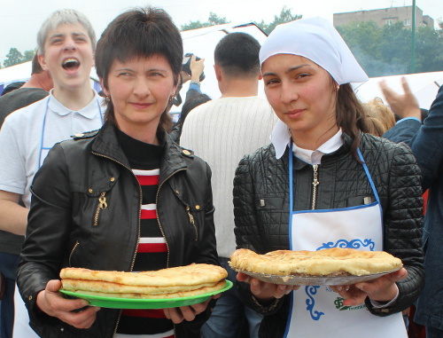 Участники фестиваля осетинских пирогов несут свои произведения для представления жюри. Северная Осетия, Владикавказ, 8 июня 2013 г. Фото Эммы Марзоевой для "Кавказского узла" 