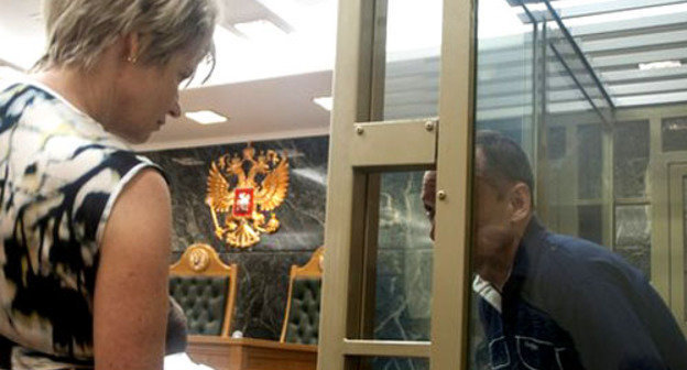 Елена и Михаил Савва в зале суда. Краснодар, 17 июня 2013 г. Фото: "Группа поддержки Михаила Саввы" в ВКонтакте, http://vk.com/mvsavva