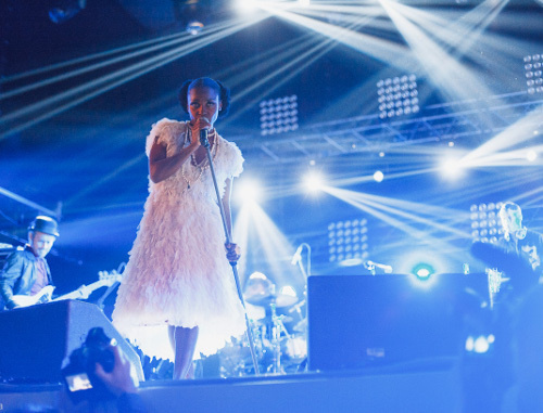 Выступление группы Morcheeba на фестивале Red Rocks. В центре -солистка Скай Эдвардс. Сочи, 27 апреля 2013 г. Фото: ©Женя Жуланова Выступление группы Morcheeba на фестивале Red Rocks. В центре -солистка Скай Эдвардс. Сочи, 27 апреля 2013 г. Фото: ©Женя Жуланова