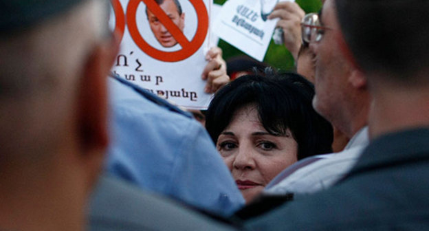 Акция протеста напротив ресторанного комплекса "Арснакар" в память о годовщине смерти Ваге Аветяна. Армения, Ереван, 30 июня 2013 г. Фото: © PanARMENIAN Photo / Varo Rafayelyan