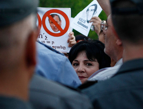 Акция протеста напротив ресторанного комплекса "Арснакар" в память о годовщине смерти Ваге Аветяна. Армения, Ереван, 30 июня 2013 г. Фото: © PanARMENIAN Photo / Varo Rafayelyan Акция протеста напротив ресторанного комплекса "Арснакар" в память о годовщине смерти Ваге Аветяна. Армения, Ереван, 30 июня 2013 г. Фото: © PanARMENIAN Photo / Varo Rafayelyan