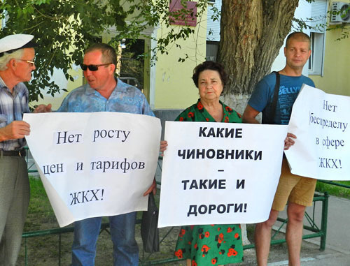 Акция против вырубки зеленых насаждений прошла в Тракторозаводском районе Волгограда. 4 июля 2013 г. Фото Татьяны Филимоновой для "Кавказского узла" Акция против вырубки зеленых насаждений прошла в Тракторозаводском районе Волгограда. 4 июля 2013 г. Фото Татьяны Филимоновой для "Кавказского узла"