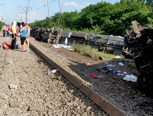 На месте аварии пассажирского поезда "Новосибирск-Адлер". Краснодарский край, 7 июля 2013 г. Фото: http://www.mchs.gov.ru/
На месте аварии пассажирского поезда "Новосибирск-Адлер". Краснодарский край, 7 июля 2013 г. Фото: http://www.mchs.gov.ru/